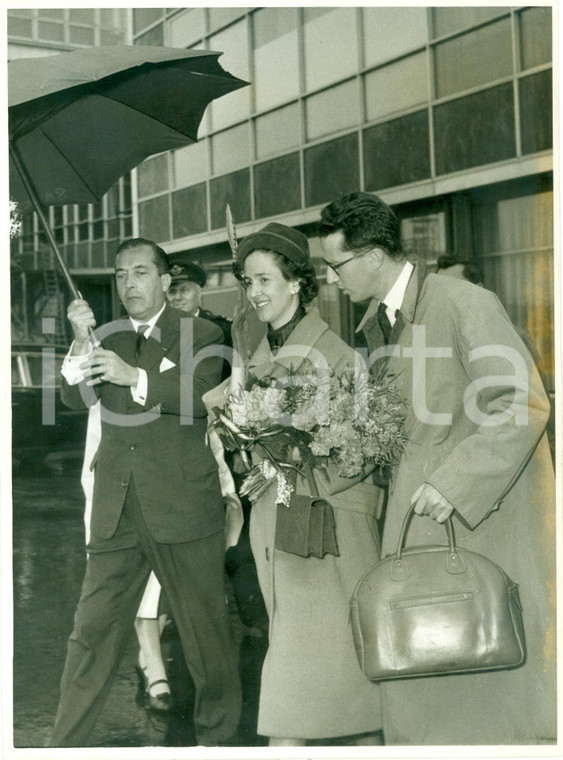 1961 BRUXELLES Re Baldovino I Fabiola del BELGIO accolti all'aeroporto *Foto