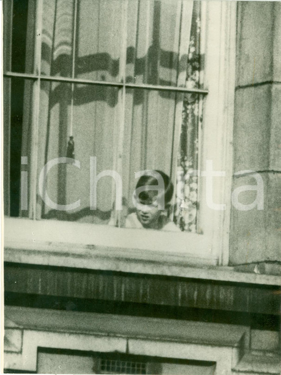 1953 LONDON Prince Charles taking a peep at the crowd BUCKINGHAM PALACE *Photo