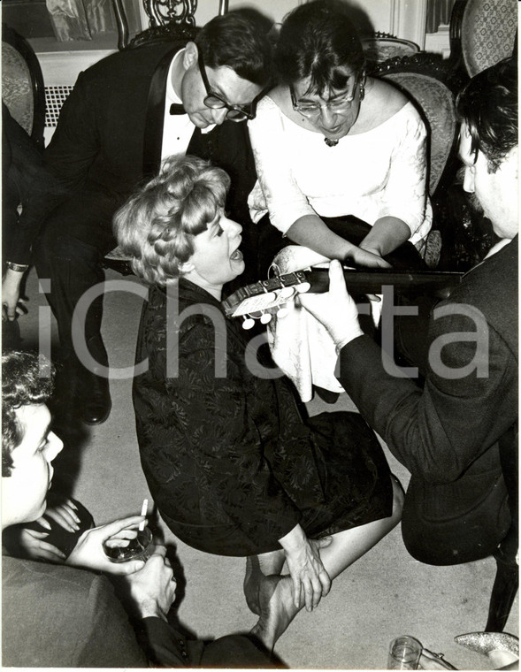 1965 ca LOS ANGELES Shelley WINTERS canta con Theodore BIKEL e amici *Fotografia