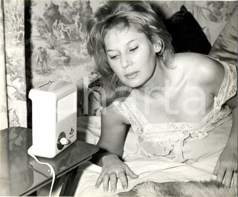 1955 ca PARIS (F) Tilda THAMAR atomica argentina ritratta nel suo letto *Foto