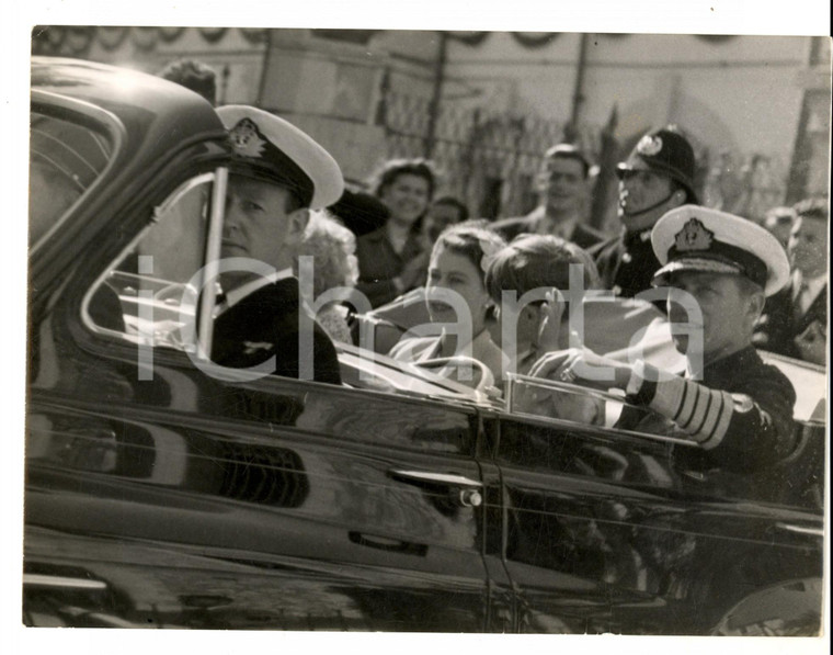 1950 ca LONDON La regina Elisabetta in auto con Filippo di Edimburgo e i figli