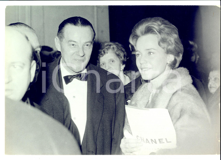 1960 ca PARIS Maria SCHELL a una serata di gala con dépliant CHANEL *Foto