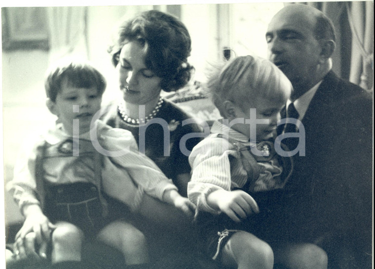 1965 ca VERSAILLES (F) Umberto II gioca con i figli di Maria Pia di SAVOIA *Foto