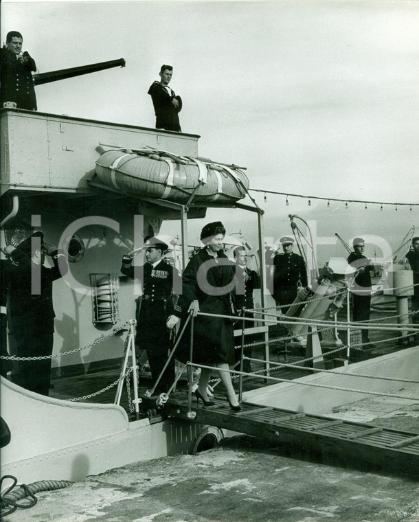 1960 ca FRANCIA Federica di HANNOVER regina di GRECIA sbarca da incrociatore