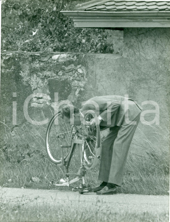 1965 ca SVIZZERA ? Vittorio Emanuele IV piegato su bicicletta Fotografia