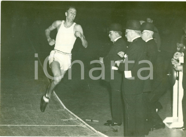 1932 NEW YORK (USA) Atleta Gene VENZKE nuovo record mondiale 1500 metri *FOTO