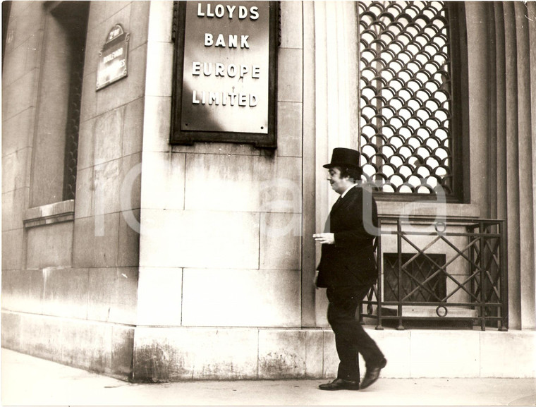 1960 ca PARIS Jean-Marie PROSLIER con cilindro davanti a LLOYDS BANK EUROPE Foto