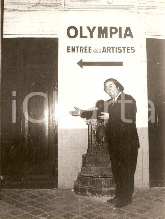 1960 ca PARIS Jean-Marie PROSLIER scherza all'entrata dell'OLYMPIA *Fotografia