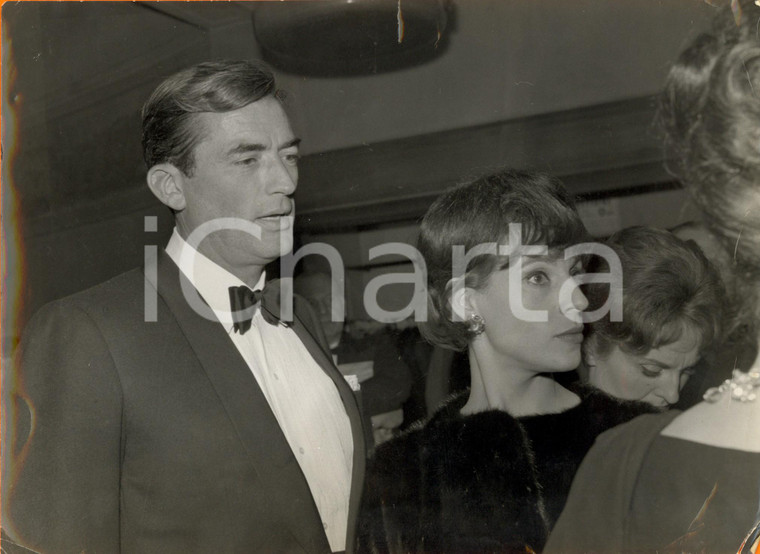 1960 ca PARIS Gregory PECK con la moglie Veronique PASSANI a una serata di gala