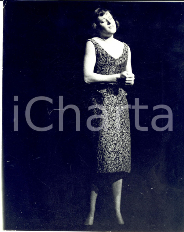 1960 ca PARIS Cantante Colette RENARD durante un'esibizione *Fotografia LYNX