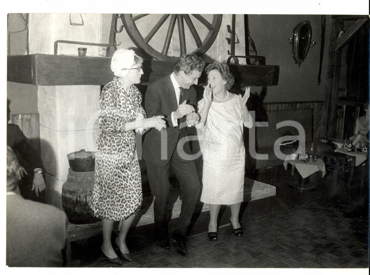 1960 ca PARIS (F) Pierre PERRIN scherza con la madre e Gaby MORLAY *Fotografia