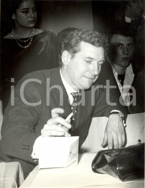 1960 ca PARIS Cantante Pierre PERRIN seduto ad un tavolo riservato in un locale