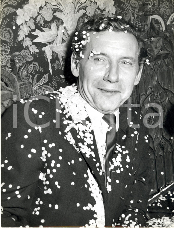 1960 ca PARIS Cantante Pierre PERRIN ricoperto di coriandoli *Fotografia