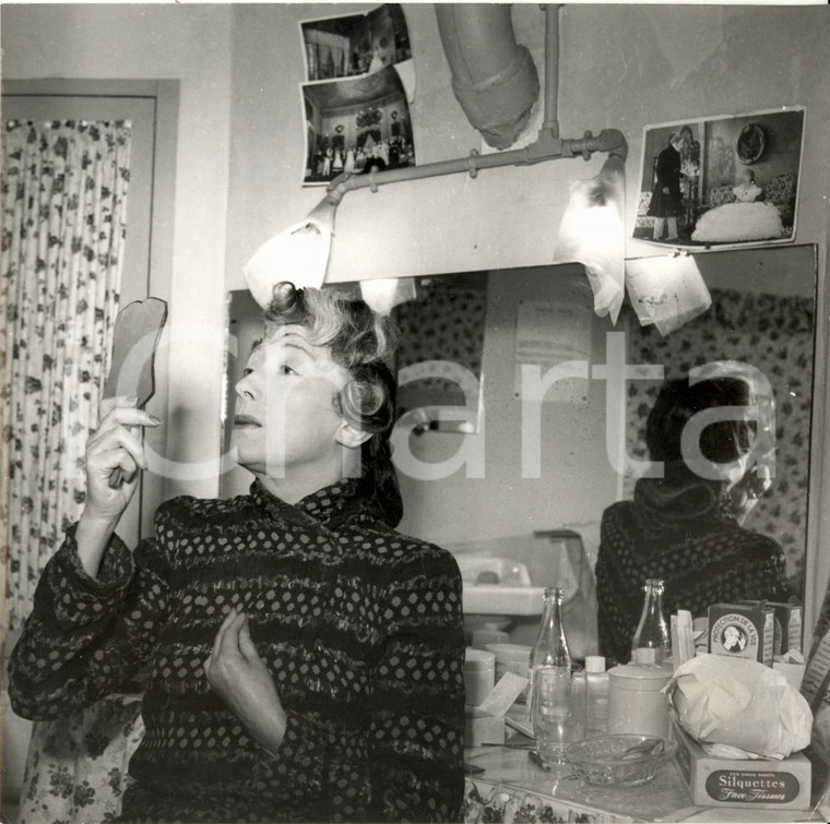 1950 PARIS Attrice Suzy PRIM controlla trucco in camerino prima dello spettacolo