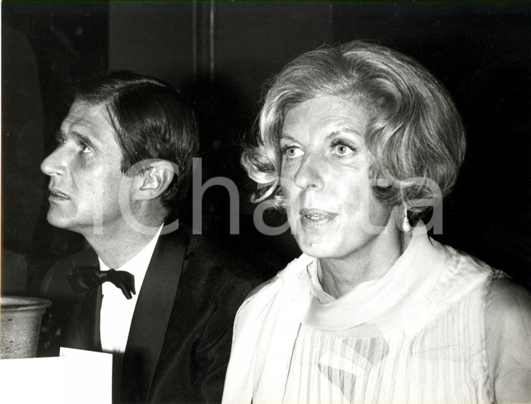 1960 ca PARIS Claude CAHOUR POMPIDOU con un amico a una serata di gala *Foto