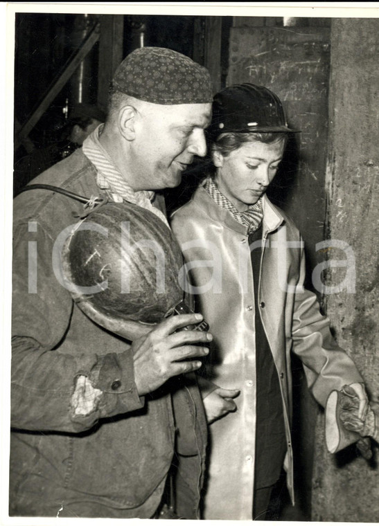 1960 ca BELGIO Principessa Paola RUFFO visita una miniera con un operaio