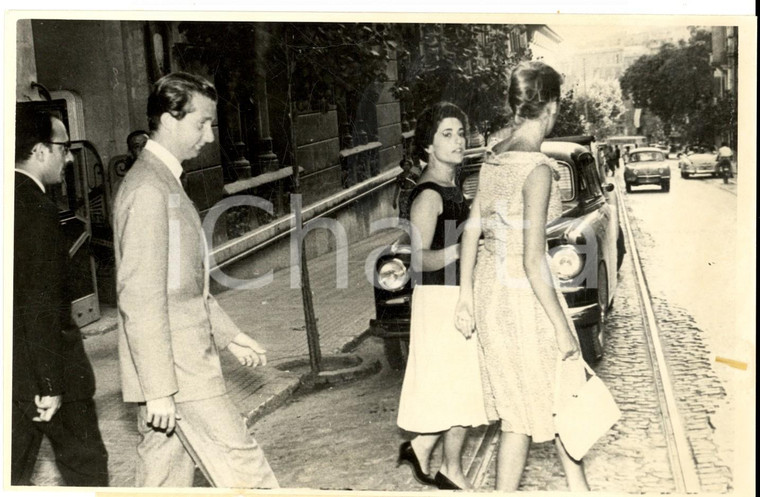 1960 ca PALMA DI MAIORCA Principi Alberto e Paola del BELGIO durante lo shopping