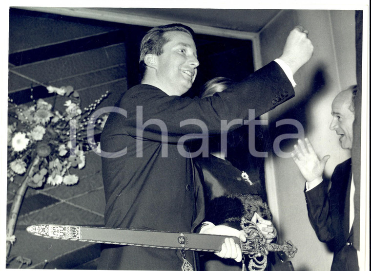 1961 BRUXELLES Principe Alberto con la spada di Charlton HESTON in 'El Cid'