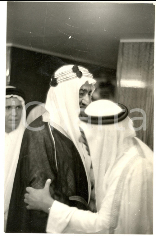 1965 ca Re KHALID dell'ARABIA SAUDITA salutato dai ministri *Fotografia