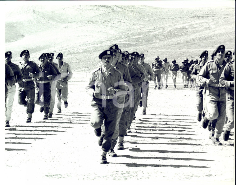 1965 ca AMMAN (GIORDANIA) Re Hussein in esercitazione con le sue truppe