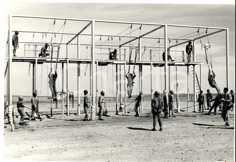 1960 ca AMMAN (GIORDANIA) Paracadutisti durante un'esercitazione militare *Foto