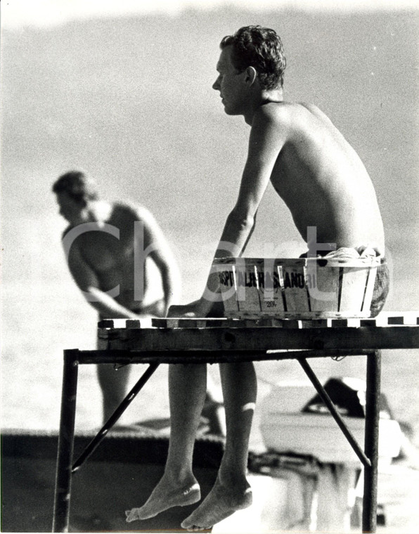 1960 ca SAINT-TROPEZ (F) Vittorio Emanuele SAVOIA in spiaggia seduto sul pontile