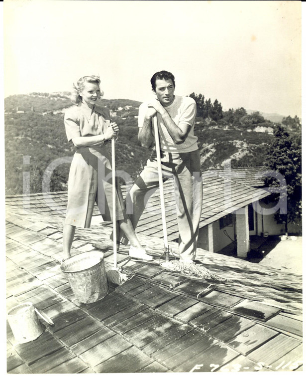 1950 ca s. l. Gregory PECK lavora sul tetto con la moglie Greta KONEN *Foto