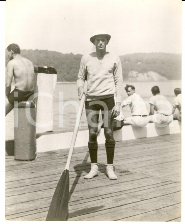 1950 ca s. l. Gregory PECK sul lago in tenuta da battelliere *Fotografia