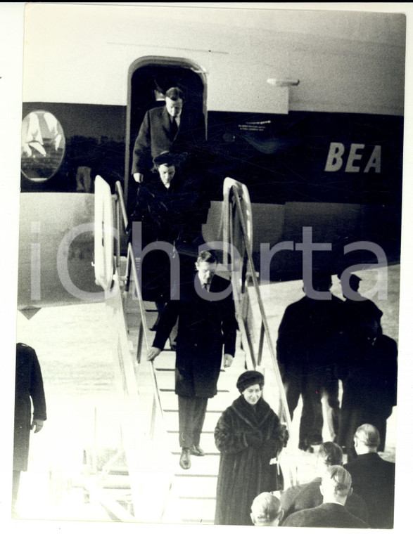 1950 ca s. LONDON (?) Elisabetta d'Inghilterra scende da aereo BRITISH AIRWAYS