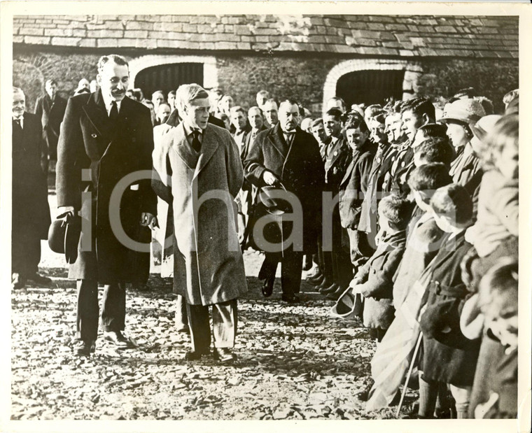 1936 GALLES (UK) Re EDOARDO VIII durante la sua visita nelle campagne del Paese