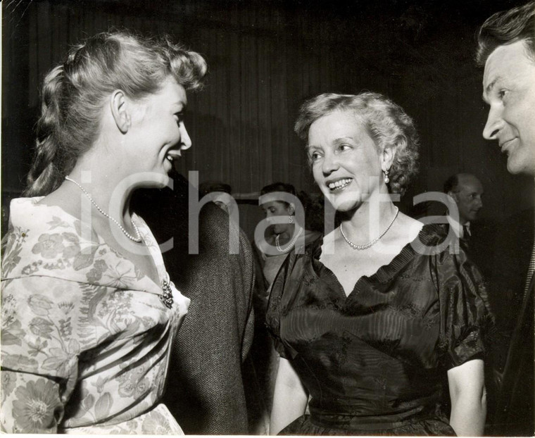 1960 ca PARIS (F) Odile VERSOIS con un'attrice al Gala des Artistes *Fotografia