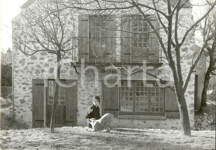 1960 ca FRANCE Attrice Pascale PETIT gioca con cane nella sua casa di campagna