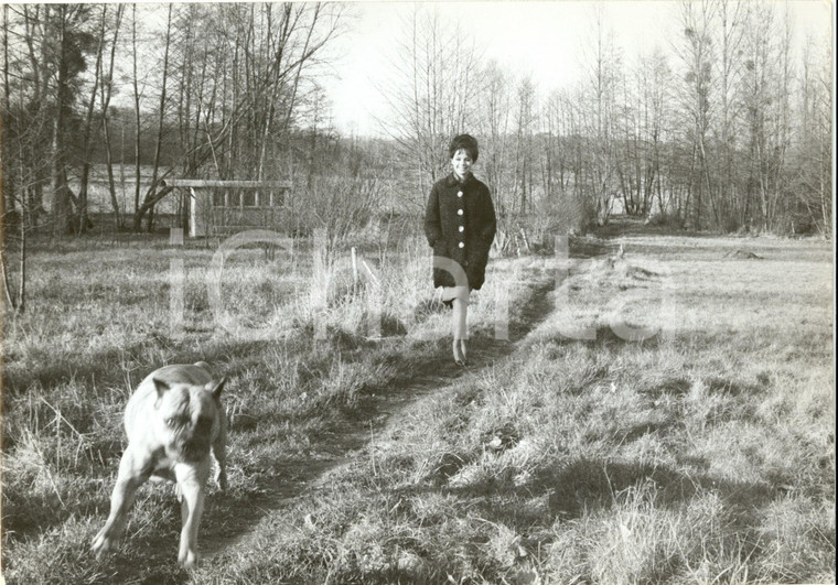 1960 ca FRANCE Attrice Pascale PETIT passeggia con il suo cane in campagna