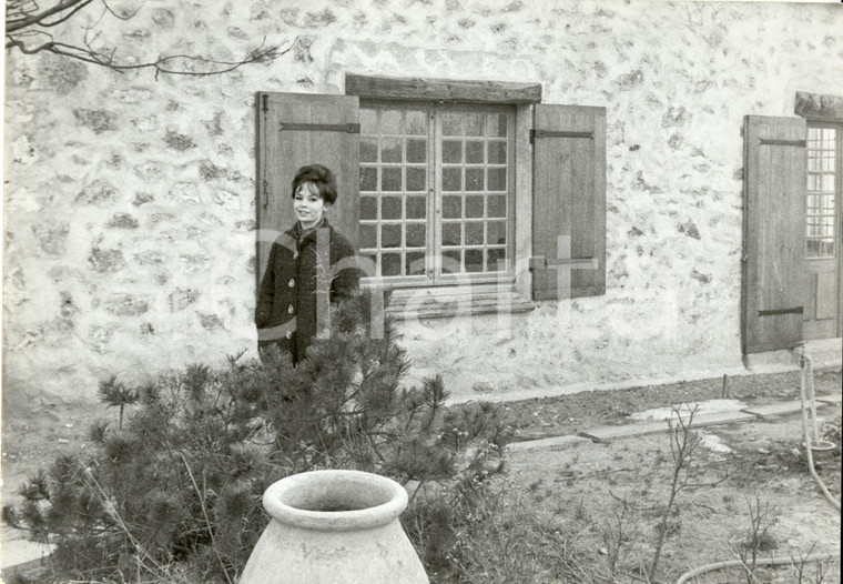 1960 ca FRANCE Attrice Pascale PETIT nel giardino della sua casa di campagna