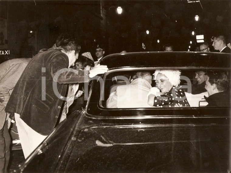 1965 ca ROMA (?) Elizabeth TAYLOR attorniata da una folla di fan *Fotografia