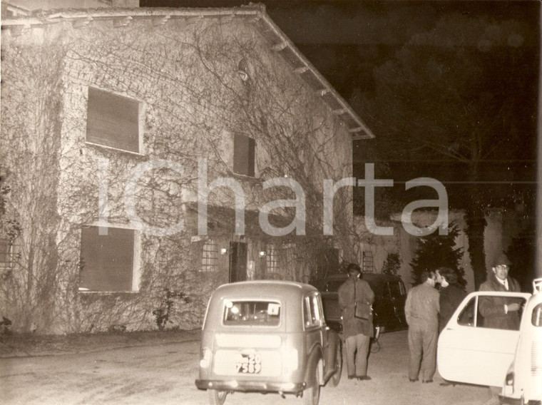 1965 ca ROMA (?) Paparazzi aspettano Richard BURTON fuori dall'abitazione *Foto