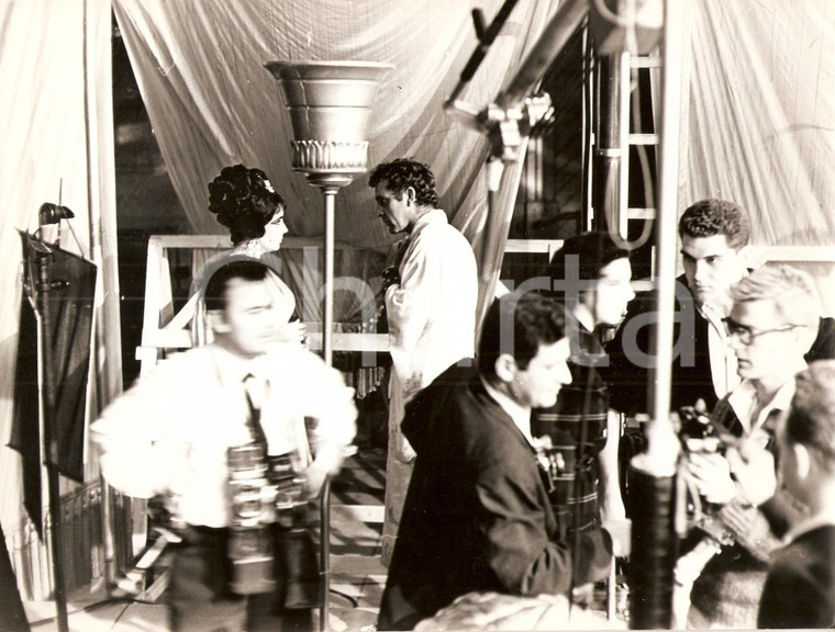 1963 CLEOPATRA Elizabeth TAYLOR Richard BURTON discutono sul set *Fotografia