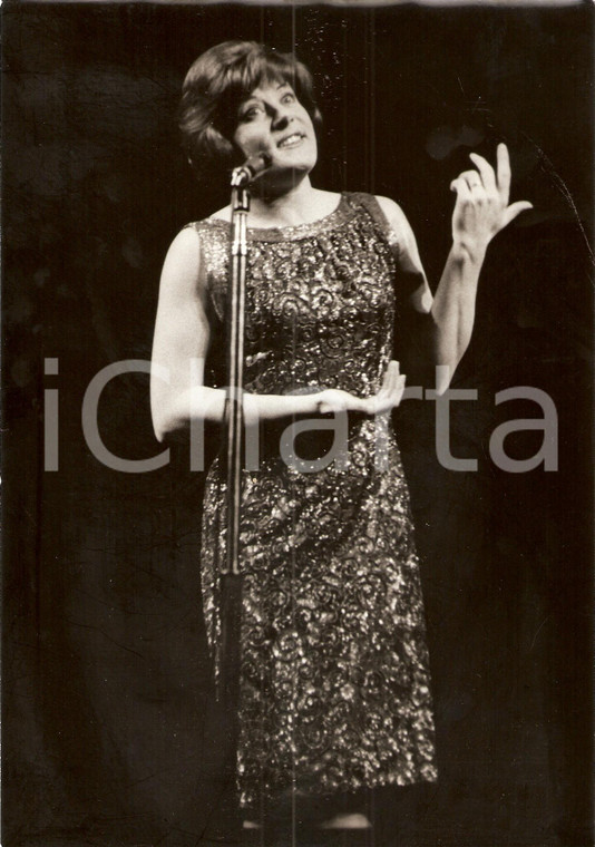 1960 ca PARIS Cantante Colette RENARD durante esibizione Ritratto *Fotografia