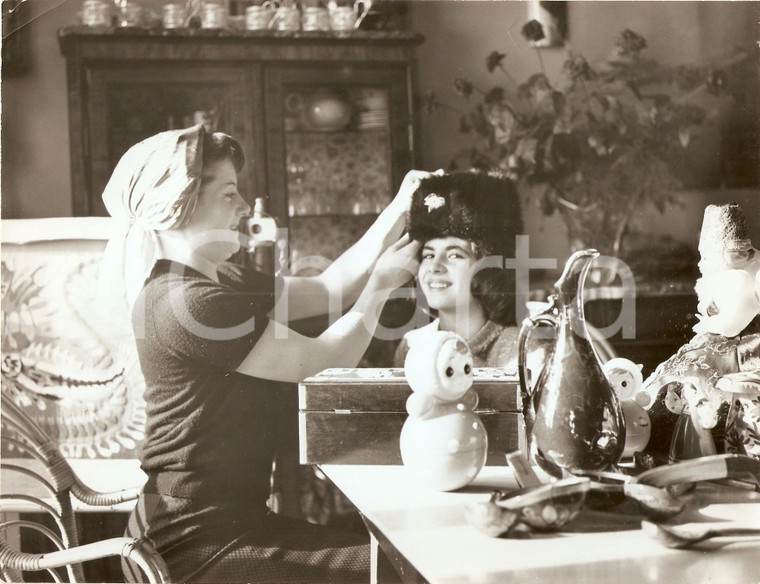 1960 ca PARIS Colette RENARD mette colbacco a una bambina *Fotografia