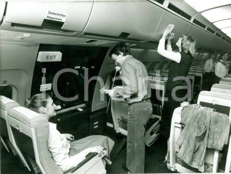 1980 ca FRANKFURT (DE) Hostess LUFTHANSA si addestrano su jet *Fotografia
