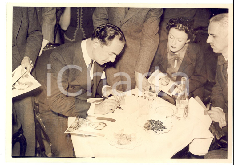 1937 PARIGI Attore William POWELL concede l'autografo a una bella francese *Foto