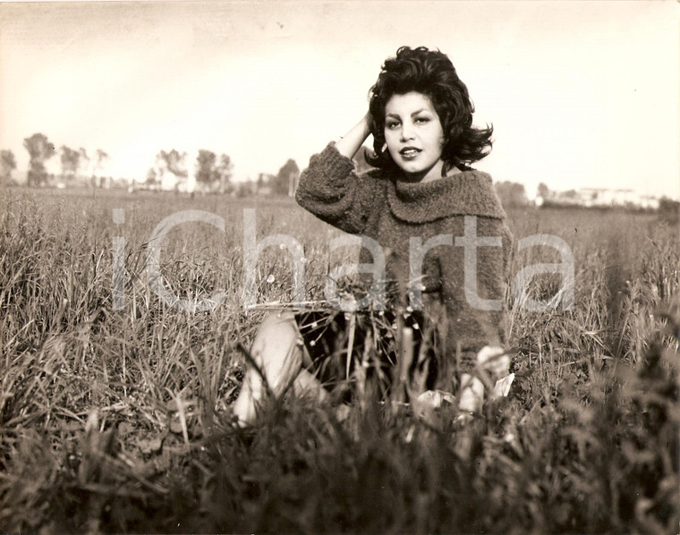 1965 ca Nipote di SORAYA vuole fare l'attrice Ritratto in un campo *Fotografia