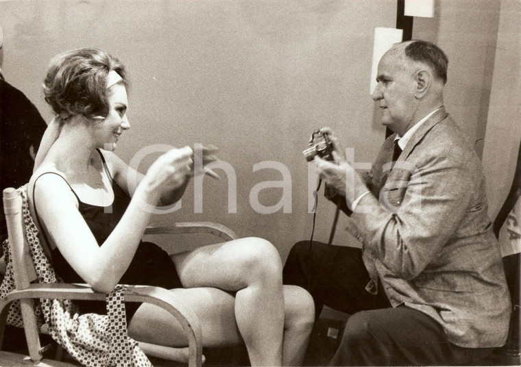 1964 APPARTEMENT DES FILLES Sylva KOSCINA intervista in camerino *Foto dal set