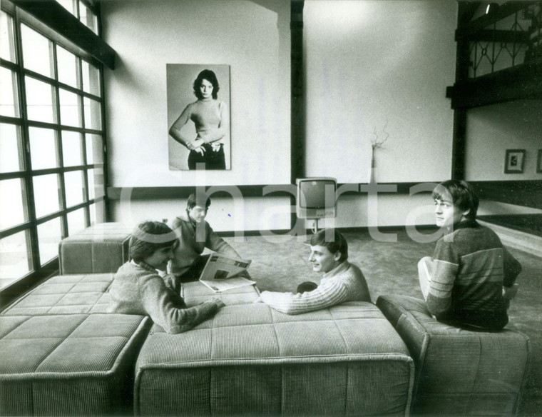1981 BAD GODESBERG Alunni dell'ALOYSIUSKOLLEG si rilassano sui divani Fotografia