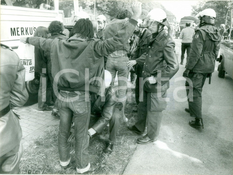 1977 KALKAR (DE) Polizia perquisisce manifestanti contro il nucleare *FOTOGRAFIA
