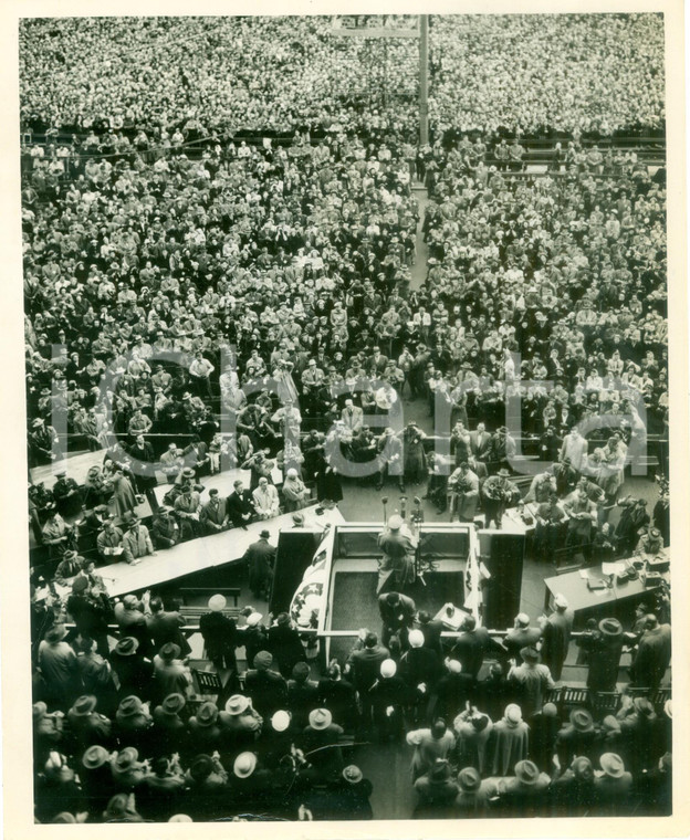 1951 MILWAUKEE (USA) USA Il Gen. Douglas McARTHUR parla a una folla di popolo