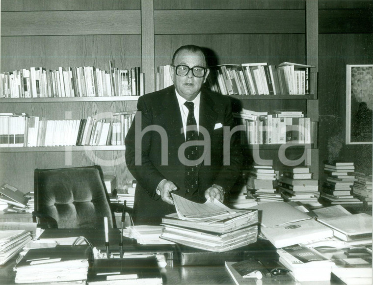 1979 BONN Hans-Jürgen WISCHNEWSKI mostra documenti nel suo ufficio *Fotografia