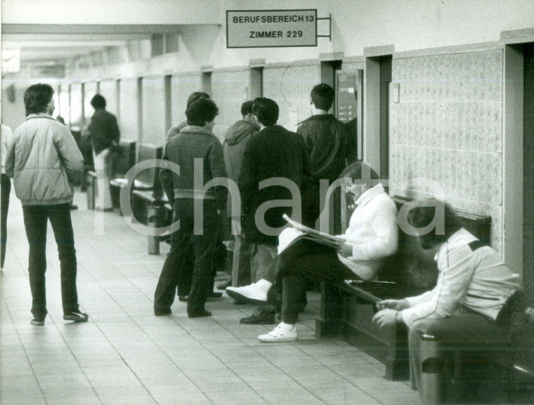 1981 KOLN (DE) Disoccupati in fila all'ufficio di collocamento *Fotografia