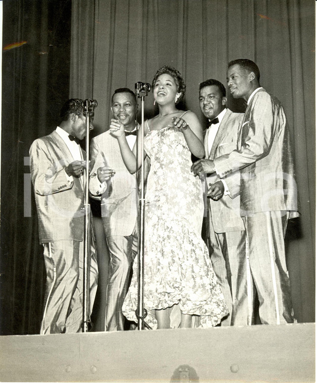 1955 ca USA PLATTERS in esibizione con Zola TAYLOR voce femminile *Fotografia