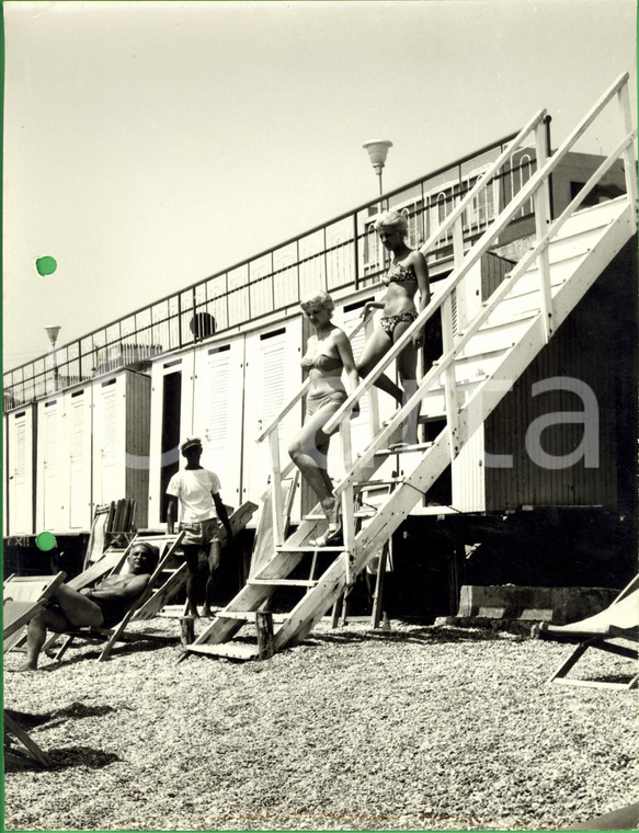 1960 ca LIGURIA Modelle in bikini scendono sulla spiaggia *Foto MODA VINTAGE